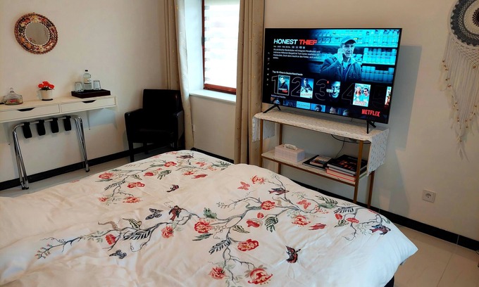 Rahlstedt Condo | RYE Apartment Hamburg - Kitchen - Netflix