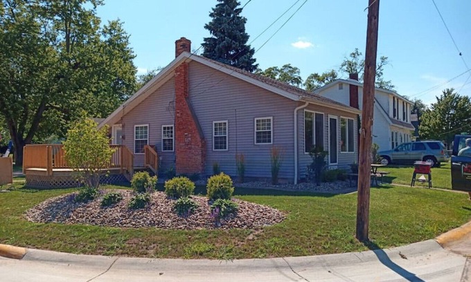 Huron Cottage | Rye Beach Retreat · Cozy Cottage on Rye Beach with Lake Erie view!