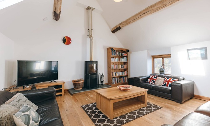 Eaton Mascott House | RYTON GRANGE HAY BARN SLEEPS 6 - sleeps 6 guests in 3 bedrooms