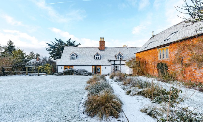 Eaton Mascott Other | RYTON GRANGE TRADITIONAL FARMHOUSE PLUS ADJACENT HAY BARN TO SLEEP 18
