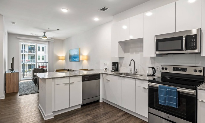 Midtown Apartment | (S1BB) Enjoy a Full Kitchen in an Affordable 1-BR near Piedmont Park
