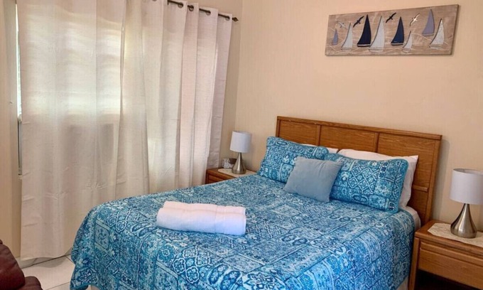 West Bay Apartment | S4 BP | Steps to Beach