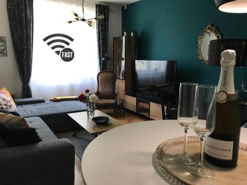 Kosice Old Town Apartment | S8 Luxury 2 Room Apt OldTown - Foodstore, Crib, BabyChair, Netflix, PC Screen, UnlimMusic