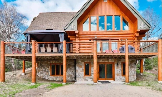 Mont-Tremblant Ski Chalet | Sainte-Lucie: Luxury Chalet with Hot Tub, River & Sauna!