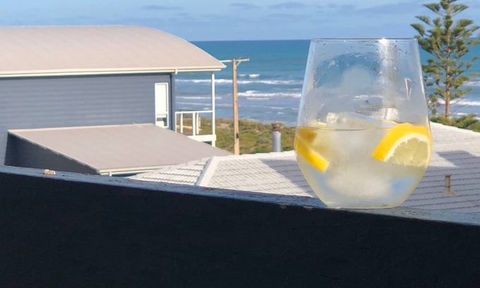 Middleton House | Sable Blanc on Newell - pets allowed - 3 min walk to the beach & fabulous views.