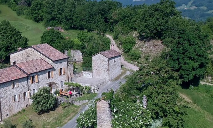 Tizzano Val Parma House | Sacreterre Room & Breakfast