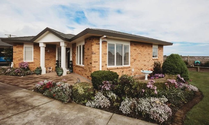 New Plymouth House | Saddle Row: Relaxing Garden Retreat