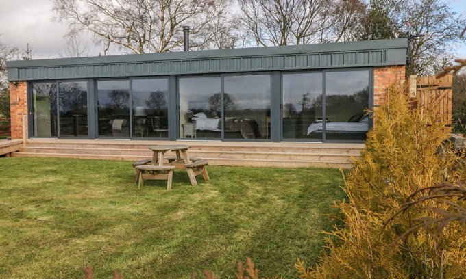 Fulford Cottage | SADDLERS, pet friendly, with hot tub in Fulford