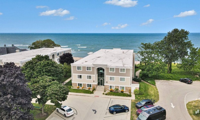 South Haven Condo | Sadie's Lakefront Oasis