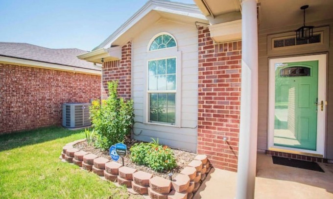 Lubbock House | Safari Green House along main street, minutes drive to TTU and medical district.