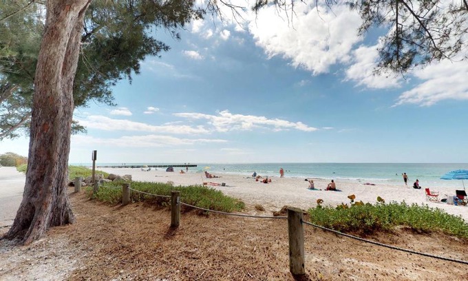 Bradenton Beach Apartment | Safari Suite