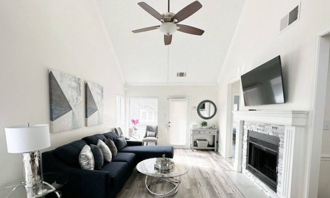 Euless House | Safe, Central, Cozy Home with Private Parking, KING Bed, near DFW Airport & more