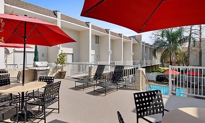 Metairie Condo | SAFE & CENTRALLY LOCATED 3Bed/1.5Ba 9 mins to Hospitals/French Quarter/Superdome