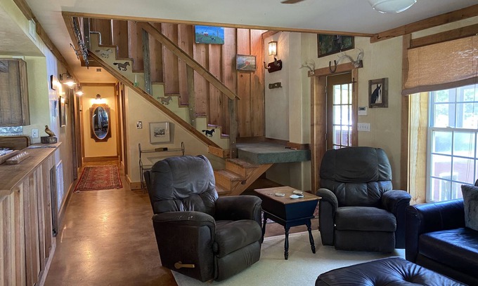 Mattson House | Safe Clarksdale Stay/Secluded 2600 sqft Barn House