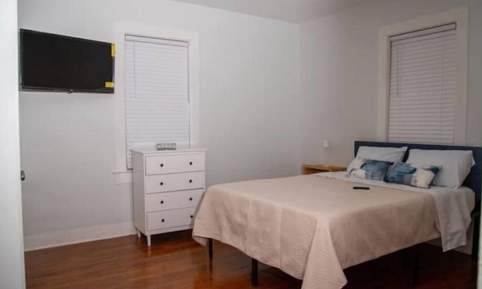 College Park House | Safe, Clean, Comfort, and pet friendly near University of South Alabama!