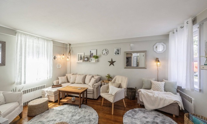 Southeast Yonkers Apartment | Safe Neigborhood-walk to Train-McLean Ave, 30mins to NYC~Easy Parking~Free Wifi