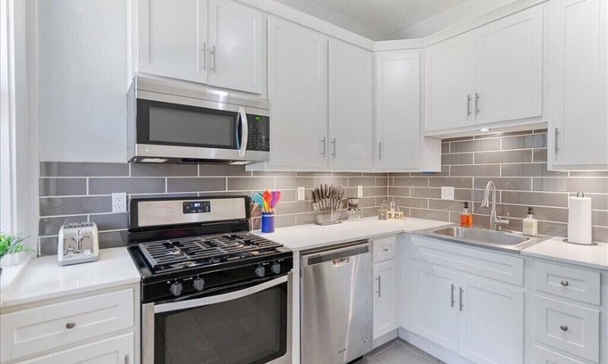 Shaw House | Safe+Stunning Townhome in Tower Grove! Close to everything!