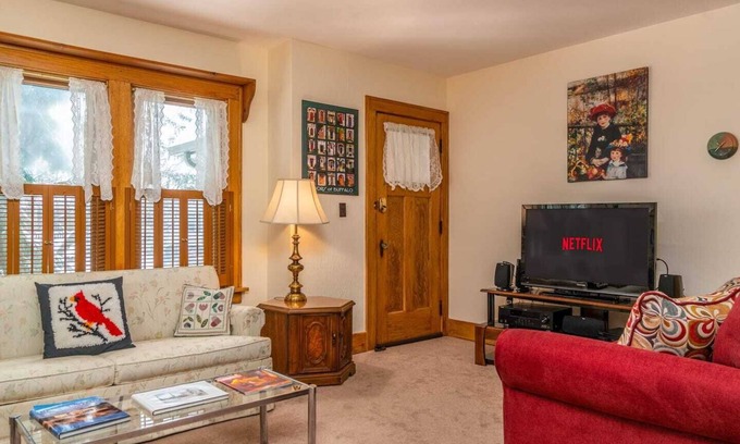 Kenmore House | ☀️ Safe Sunny Spotless ☀️ Walk Score 72 ☀️ Crib