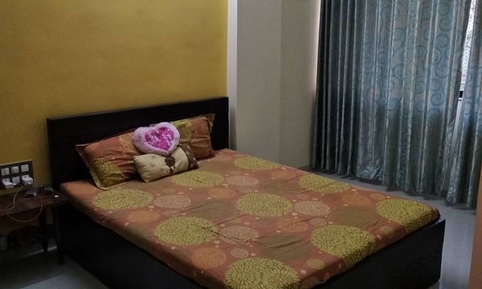Vile Parle East Bed & Breakfast | Safe, Superior Homestay/BNB for Expat Females/Couple Near T II Mumbai Airport.