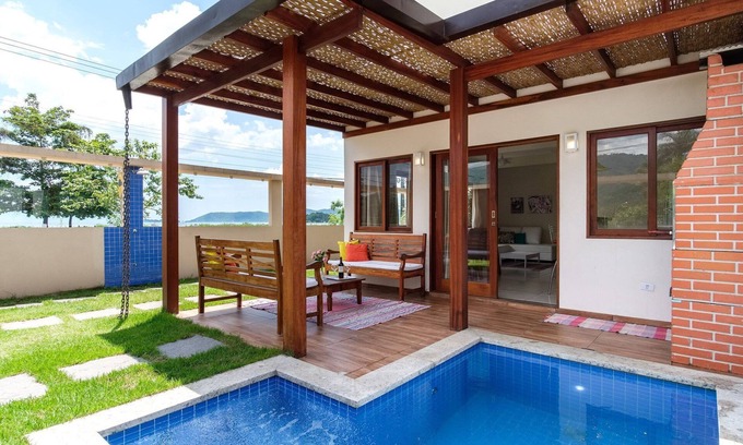 Jabaquara House | Safira House. Beautiful 3 suite house in front of the sea with private swimming pool and BBQ area