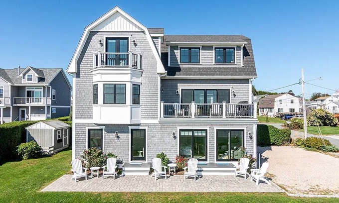 Narragansett House | Sage Escape | 7BD/4.5BA