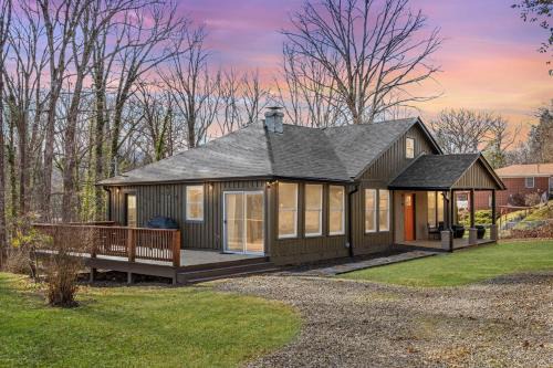 Asheville House | Sage Lodge by AvantStay 15 Min to Downtown Deck