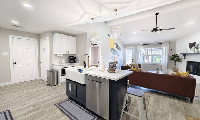 Southbelt/Ellington House | Sageview Cottage – Vibrant 4 BDR w/Pool! Pet Friendly, 20 Min to Downtown