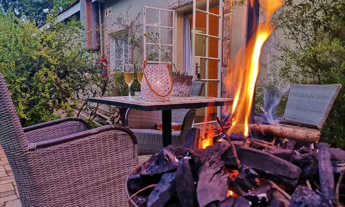 Muldersdrift House | Sagewood cottage for 2 people with wonderful private terrace in garden!