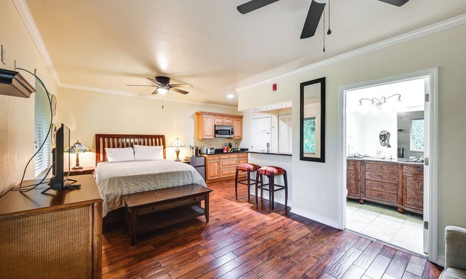 Naples Apartment | Sail, Swim, Explore: Naples Studio Near Everglades
