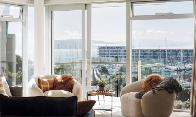Te Aro Apartment | Sailor's View - 3 bedroom/2 bathroom waterfront apartment with car park