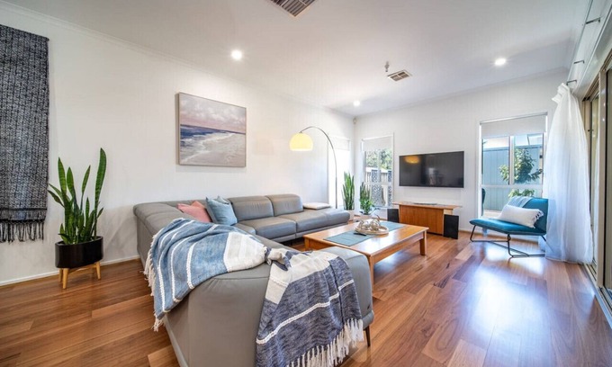 Largs North House | Sailors' Retreat 3BR Pool Beach Study