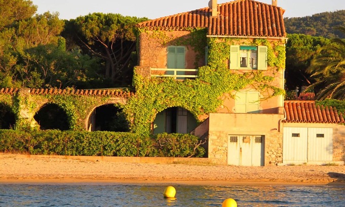 Cote d'Azur- French Riviera House | SAINT-TROPEZ- house "Feet in the Water!" (34 m2) in a Property on the Beach