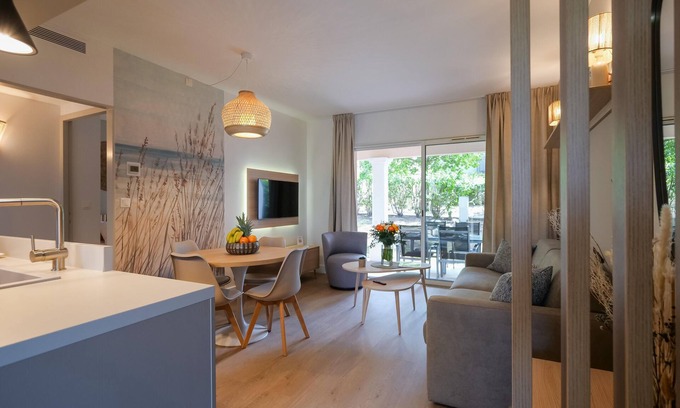 Cote d'Azur- French Riviera Apartment | Saint Tropez - Rêves de Provence 1 renovated apartment Sea and Beach at 150m