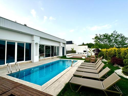 Sapanca Villa | Sakarya Sapanca Memnuniye de 2 oda 1 salon Özel Havuzlu , Muhafazakar , Şömineli , Jakuzili 6 Kişilik Tatil Villası