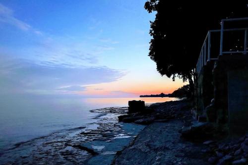 Wellington House | Sakura Cottage - Serenity on PEC Waterfront