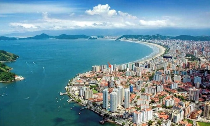 Ponta da Praia Apartment | Sala Living WiFi, Smart TV e AR. Meia quadra praia
