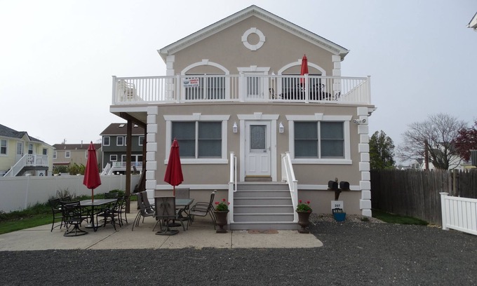 Point Pleasant Beach House | SALE WEEK! 1st fl Unit/Duplex-Spacious, Close to the beach, 6 Beach Tags Parking