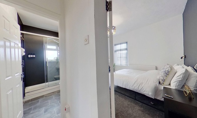Salford House | Salford-house-sleeps6-parking-garden-wifi