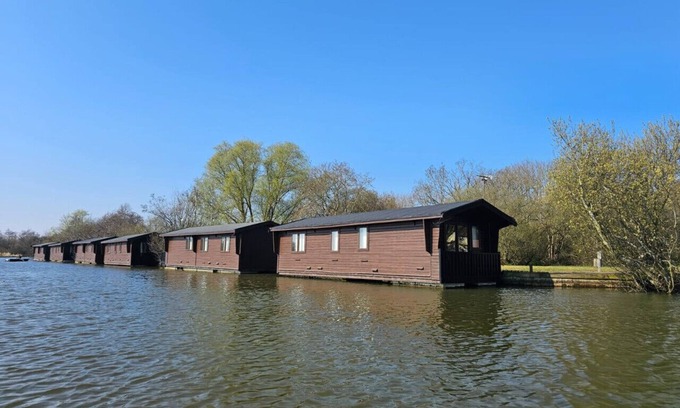 Smallburgh Boat Rental | Salhouse Broads Lodge Houseboat