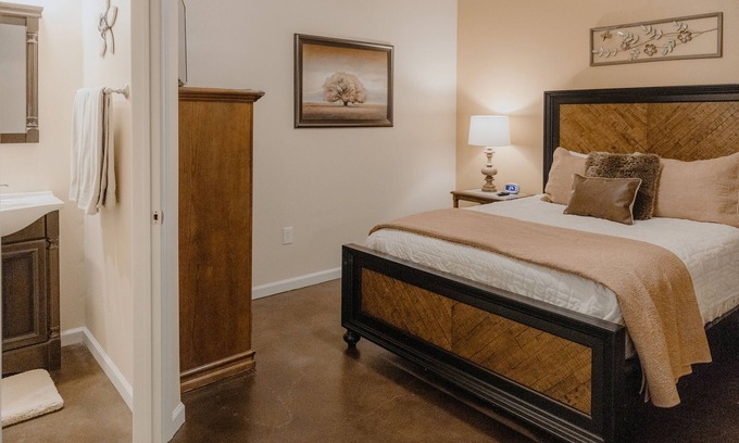 Dripping Springs House | Salir Room - the La Aldea Building - Asante Lodging & Events