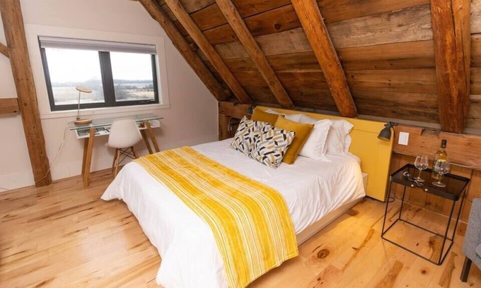 Wellington Apartment | Salisbury Barn: Yellow Room - Bed & Breakfast Room