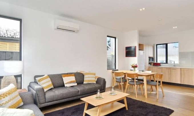Christchurch City Centre House | Salisbury Style-City location: Spacious two bedroom apartment