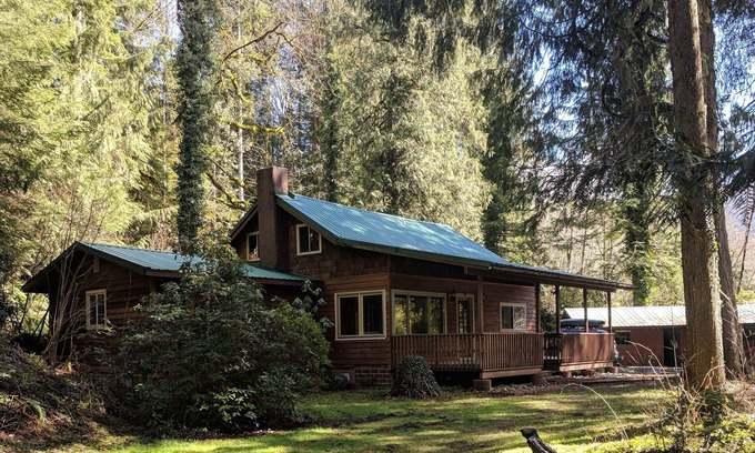 Welches House | Salmon River Waterfront Cabin w/Hot Tub! Dog Friendly!