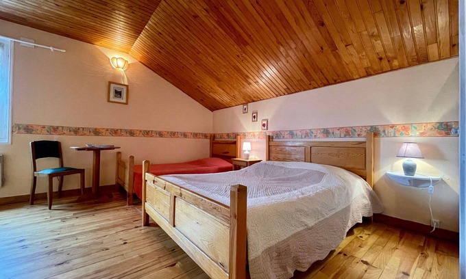 Alleyras Bed & Breakfast | Salmon Room: Comfort for 4, Pets Welcome