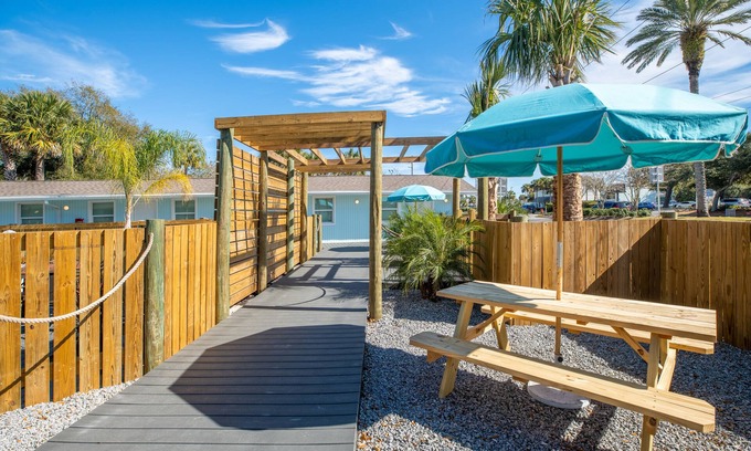 Atlantic Beach Hotel | Salt Air Inn & Suites