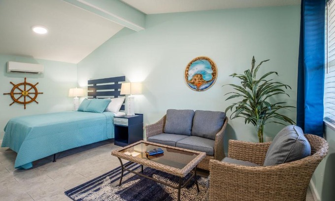 Atlantic Beach Hotel | Salt Air Inn & Suites