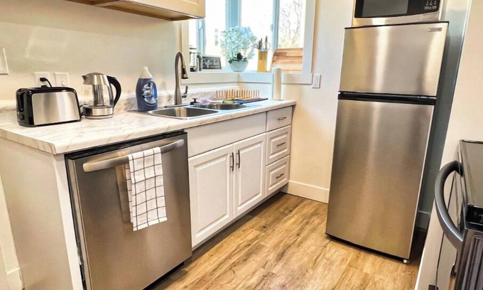 South Salt Lake House | Salt Lake Mountain Escape- Hot Tub, Remodeled, W&D.