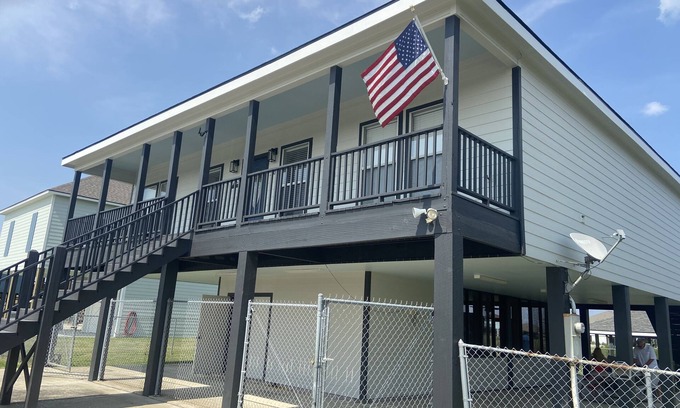 Hackberry House | " Salt Life Retreat " Waterfront home with boathouse in Angler Bay/Hackberry