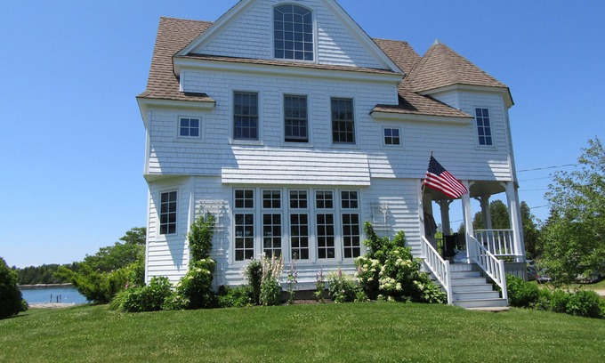 Trevett House | SALT WATER MAINE COTTAGE WITH DOCK - MINUTES TO BOTANICAL GARDENS