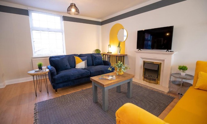 Ashby-de-la-Zouch House | Saltbox Properties- LARGE! 3 bed, 3 bath house, parking, fast wifi, town centre location! sleeps 6